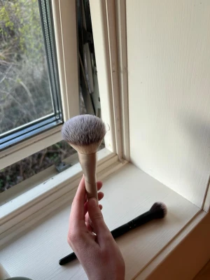 Flaer smink borste verktyg puder  - Stor fluffig borste från flaer. 102 all over face brush. Använd ett fåtal gånger. 