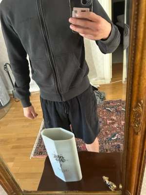 Sail racing hoodie zip - Svart sail racing zip strl M, passar perfekt nu under vår och sommarkvällar men också bra under vintern. Väldigt skön och bekväm!