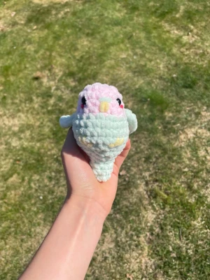 Virkad undulat - En söt, handvirkad undulat/ papegoja 🦜. Funkar jättebra som dekoration eller husdjur!