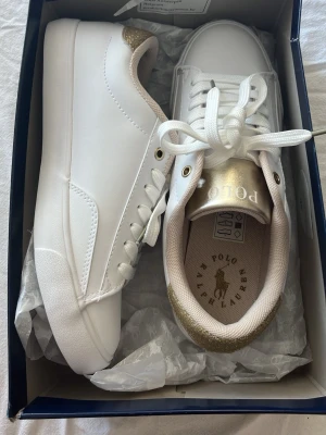 Vita Polo Ralph Lauren sneakers guld - HAR NÅGON ETT PAR I STORLEK 40 DESDA ÄR I 39 Och passade tuvär inte 