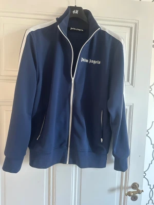 Blå track jacket från Palm Angels - Säljer nu min snygga palm tröja. Skicket är grymt. Storleken är XL men sen passar L