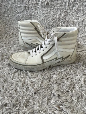 Vans sneakers  - Säljer ett par coola Vans Sk8-Hi bolt som är perfekta till sommaren! | Mycket fint skick en tvätt så är dom så gott som nya! | Storlek 37. | Ställ gärna frågor innan du köper!