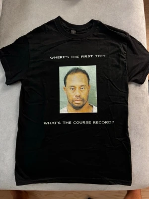 Svart t-shirt med tryck  - Cool svart t-shirt med ett stort tryck av ett foto på bröstet och texten 'WHERE'S THE FIRST TEE?' samt 'WHAT'S THE COURSE RECORD?' i vitt.