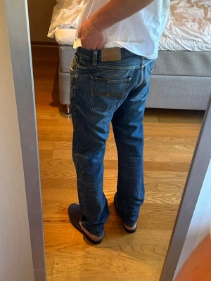 Blå Nudie Jeans Gritty Jackson  - Märke: Nudie Jeans Storlek: W31 L34 Modell: Gritty Jackson. 