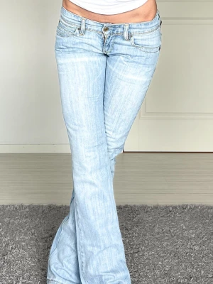 Levis - Midjemått: 37cm rakt över, innerbenslängd: 82cm 💗