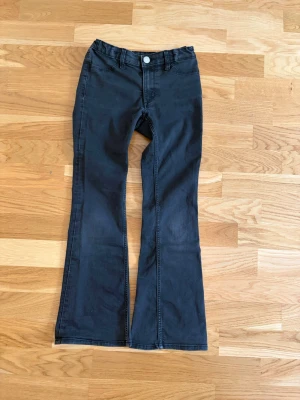 Svarta flare jeans - Svara jeans från H&M i strl 134-140, bra skick!