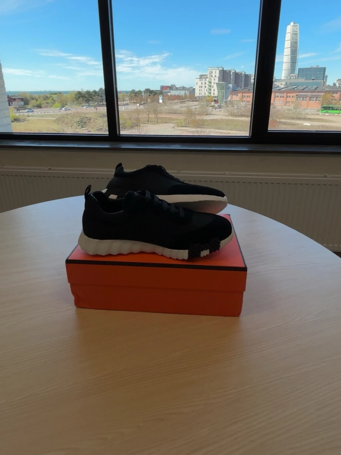 Svarta sneakers med vit sula