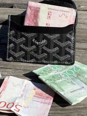 Svart plånbok med mönster från Go4yard - Svart plånbok med mönster som är perfekt att använda för att hålla kort på sina kort, den är liten och smidig.