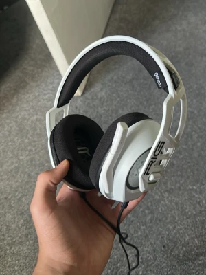 RIG gaming hörlurar  - Säljer dessa hörlurar eftersom jag inte har användning av dem längre har använt dem i ungefär 1 månad eller till och med lite mindre. Väldigt bra ljud i dem samt bra mikrofon.