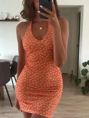 Nakd x Misslisibell  - Nakd x Misslisibell klänning, otroligt fin när man är brun på sommaren, strl 36🌸