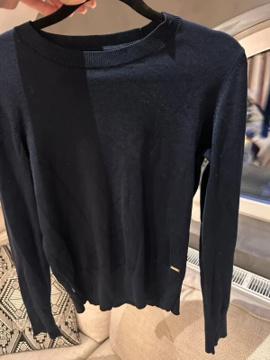 Fyra Holly whyte tröjor - Säljer fyra Holly & whyte tröjor, alla för 300 eller en för 80. En mörkblå, ljus rosa, grå som är i storlek S och den mörkrosa är i M. Dock har den ljusrosa tappat sin guldiga Holly & whyte detalj som sitter nere på tröjan. Annars har alla tröjor den lilla berlocken och även guldiga knappar på ärmarna.