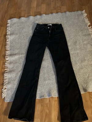 Svarta bootcut jeans från Gina Tricot - Jätte snygg svarta bootcut jeans! Från Gina och är jätte sköna. Lågmidjade lite 💗