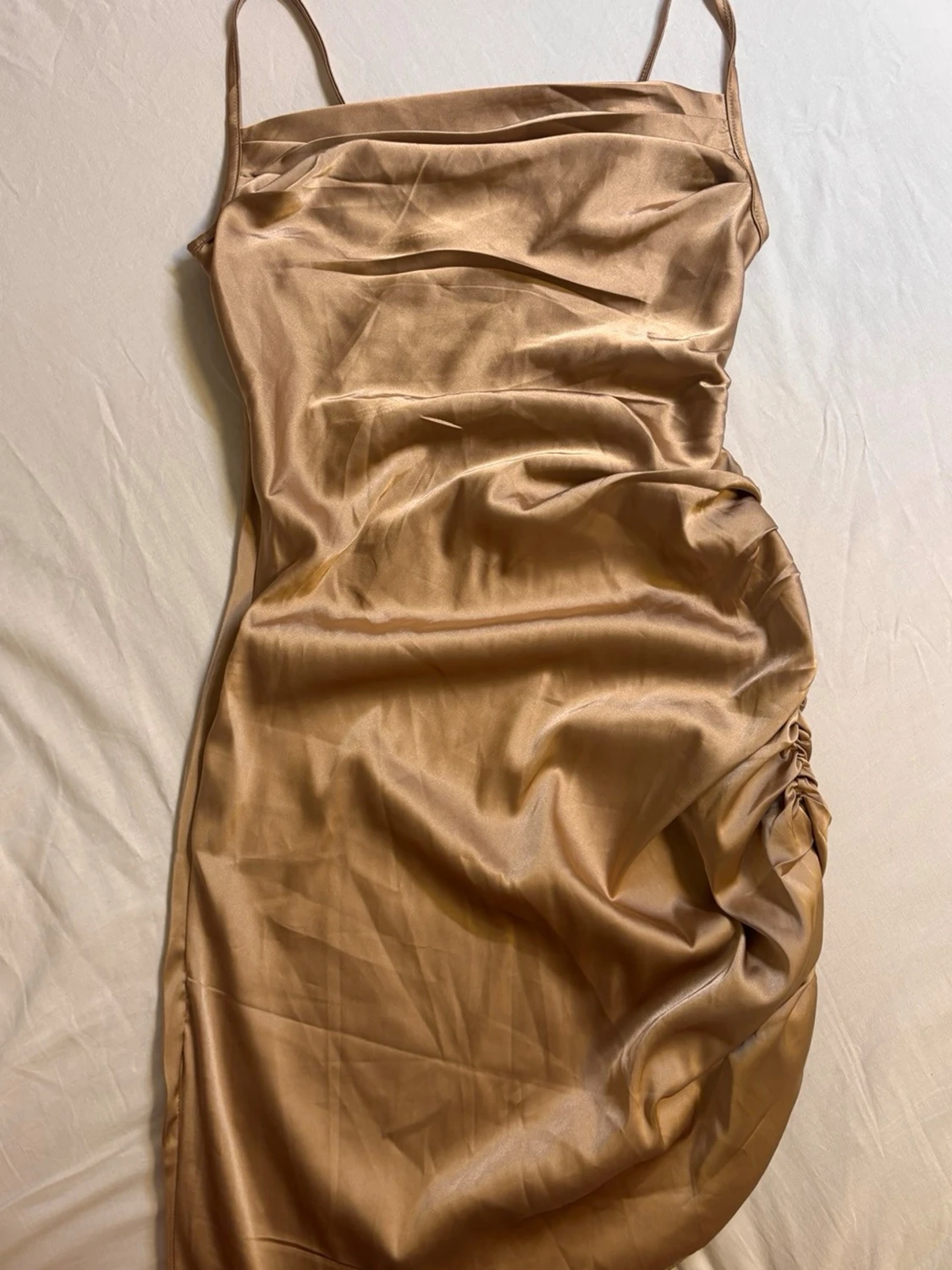 Champagnefärgad satin klänning