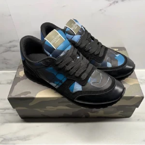 Valentino Rockrunners sneakers  - Säljer ett par Valentino Garavani Rockrunner sneakers i svart och blått med coolt camouflage-mönster. Skorna har snörning, rund tå och platt sula. Materialmix av skinn och mocka med detaljer i syntet. Perfekta för dig som gillar streetstyle och exklusiva märken. Självklart äkta. Skriv pm om du vill ha fler bilder. Priset kan diskuteras