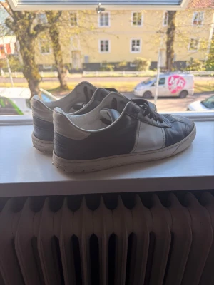 Valentino flycrews - Snygga sneakers från Valentino i marinblått och vitt. Passar till allt. Några nitar saknas men det går att köpa nya och sätta på. Priset går att förhandla.