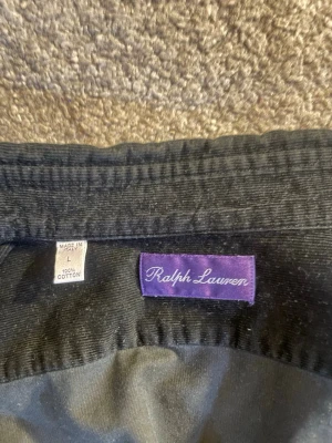 Ralph lauren purple label - Säljer en väldigt exklusiv svart skjorta från Ralph lauren purple label. Skjortan har ett nypris på över 10 tusen och är i perfekt skick. Storleken är L/M. Hör av er vid frågor!