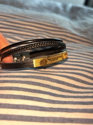 Svart armband  - Snyggt svart armband 