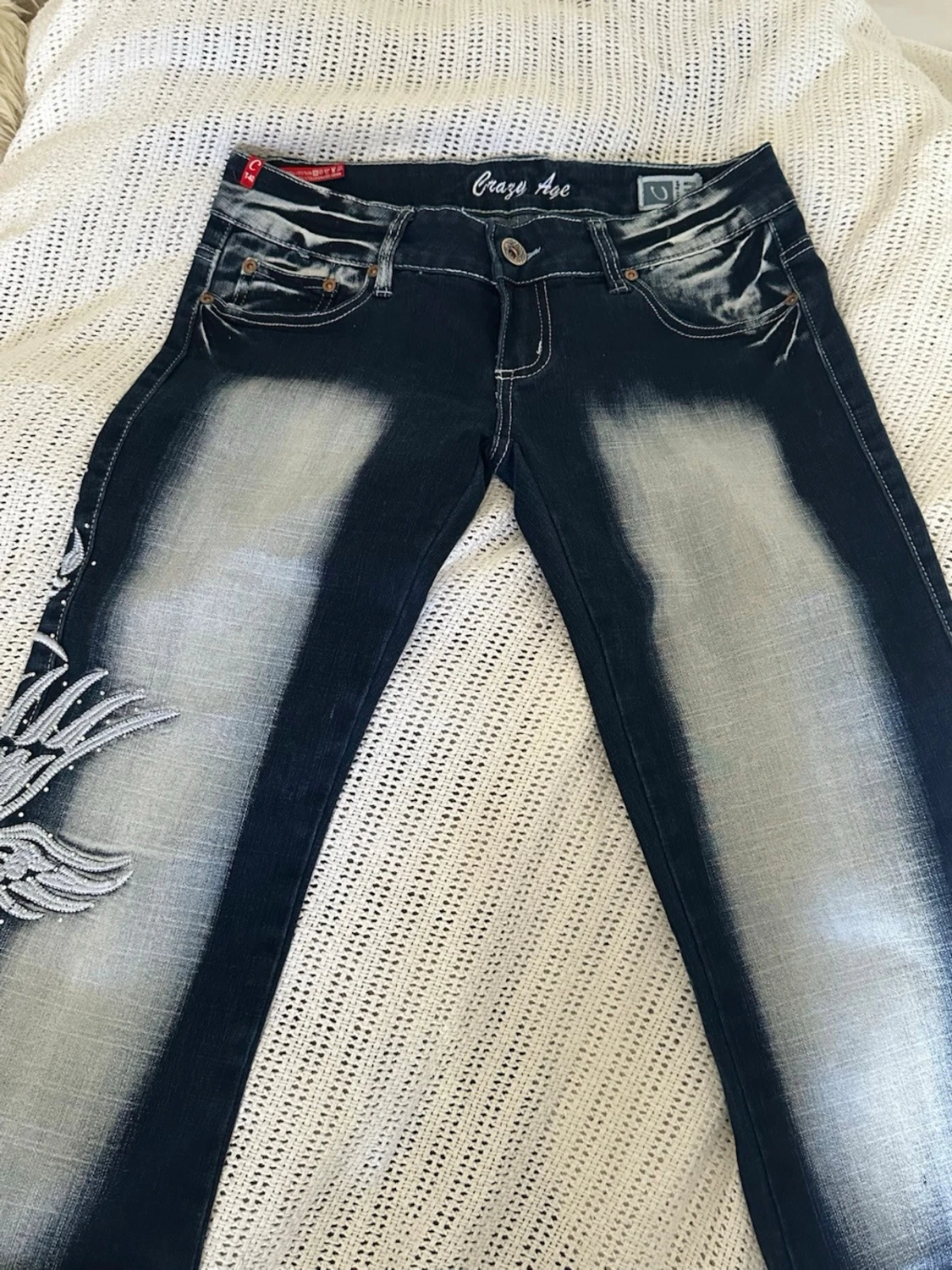 Mörkblå jeans med brodyr Crazy Age - 1