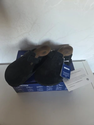 Birkenstock Boston - Tja säljer ett par svarta Birkenstock Boston tofflor i mocka som jag använt någon gång hemma så dem är rätt så nya hör av er vid frågor