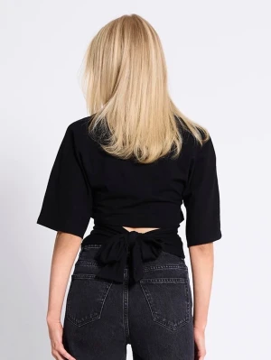 Svart knyt topp från 157 - Snygg svart topp från 157 med knytband i midjan. Toppen har korta ärmar och en enkel, stilren design som passar perfekt till jeans eller kjol. Materialet känns mjukt och lätt, vilket gör den skön att bära. Perfekt för dig som gillar minimalistisk stil. pris går att diskutera