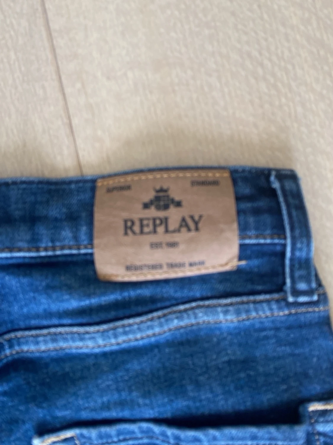Mörkblå raka jeans från Replay - 2