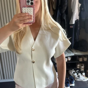 Zara vit kofta/tröja - Jättefin tröja från zara, med guldknappar. Den har lite gråa skiftningar på vissa ställen (sista bilden), men inget man tänker på 🥰