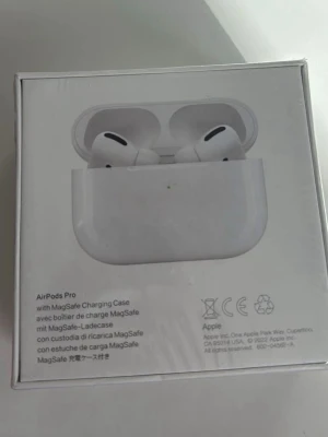 Apple AirPods Pro med MagSafe-fodral - Trådlösa vita in-ear hörlurar från Apple, modell AirPods Pro, med MagSafe-laddningsfodral. Snygg och kompakt design med silikonproppar och aktiv brusreducering. Perfekt för dig som vill ha grymt ljud och smidig anslutning till iPhone eller Mac.de är inte använda plast är frf på 