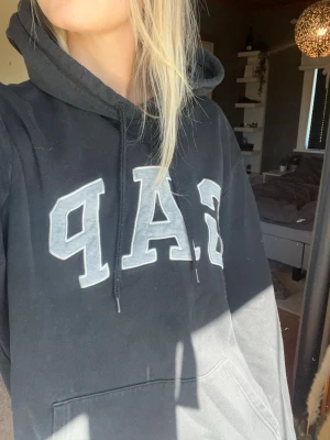 Svart GAP hoodie  - Svart GAP hoodie i storlek M. Använd en del men i fint skick!🖤 Skönt material, Köptes 150kr, pris kan diskuteras vid snabb affär!