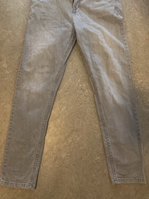 Gråa MAN Jeans - Basic gråa jeans som funkar med vad som, storlek 34.