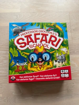 Professor Crocodile's Safari School - Roligt safarispel med djurtema. Spelet passar för 2-4 spelare. Spelreglerna finns med, dock saknas en av hållarna till gubbarna, men spelet går fortfarande att spela. Meddela vid minsta fundering🌸
