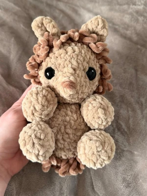 Virkad igelkott  - Söt liten virkad igelkott gjord med mjukt chenille garn🦔 Ca 18cm