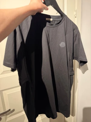 Svart Moncler maglia t-shirt  - Svart Moncler maglia t-shirt|| | mycket fint skick|| Perfekt clean tisha som passar till allt|| Väldigt bra pris för en sådan här högkvalitativ T-shirt|| Frågor? Skriv till mig|| Allt gott, mvh Noah