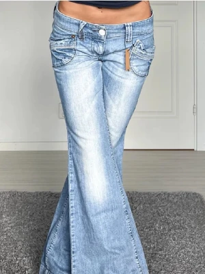 Jeans - Midjemått: 41cm rakt över, innerbenslängd: 76cm 💗