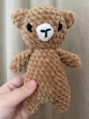 Handvirkad nalle i chenille – ca 18 cm - Handvirkad nalle i mjukt chenillegarn med broderade detaljer och klassisk design. En större och extra kramvänlig plushie som passar perfekt som present eller som mysig inredningsdetalj. Varje exemplar är unikt och gjort helt för hand. Ca 18 cm hög.