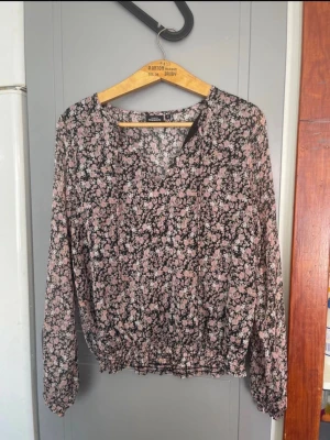 Blommig blus - Blus från kappahl. Väldigt tunn så perfekt nu till våren och sommaren. Aldrig använd endast testad. 