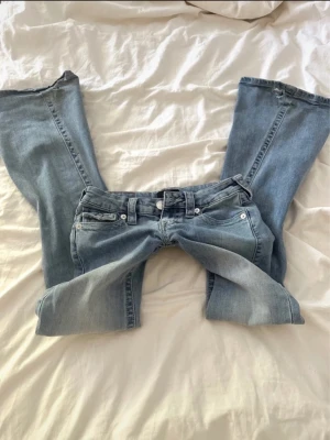 True religion jeans - Ljusblå i modellen joey, strl 24. Har sytt upp de lite innerbenslängd 70 cm. Skriv vid frågor💕