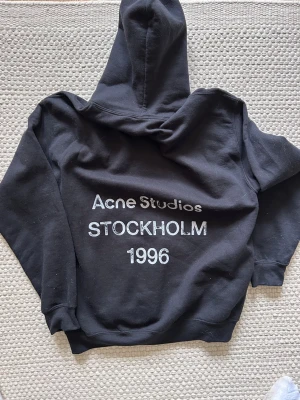 Svart hoodie Acne Studios Stockholm - Hej och välkommen till liljestrands nu säljer vi en acne studios hoodie osäker på äktehet därav priset storlek M utan defekter endast testad kom med frågor osv så hörs vi mvh Liljestrand