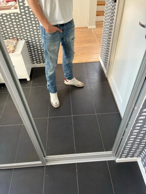 Slitna ralph lauren jeans - Säljer ett par jeans från denim & supply med väldigt snygga fades och slitningar som tar tid att få fram. Lagat diverse hål hos en professionell skräddare. Fråga gärna om mått eller close-up bilder på lagningar!