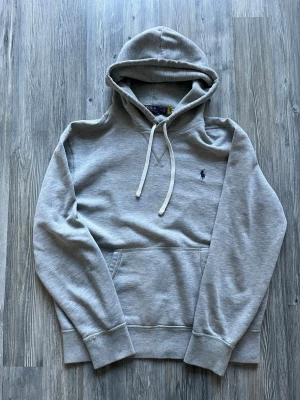 Ralph Lauren hoodie - Säljer nu denna riktigt snygga gråa Ralph Lauren hoodien. Den är storlek M men passar som S, passar perfekt på brorsan som i vanliga fall har S och han är 182 och väger 65. Tveka inte på att höra av er vid funderingar😇