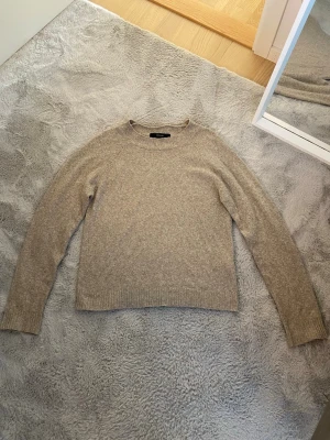 Stickad tröja  - Säljer en fin brun/beige stickad tröja från Vero Moda i storlek S, fint skick!! Inga defekter 