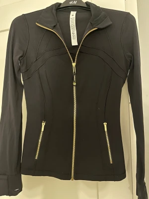 Lululemon define jacket  - Säljer min gold zip Lululemon define jacket då jag tyvärr inte använder den, den är i storlek nr 6 som en S/36, pris kan diskuteras😊