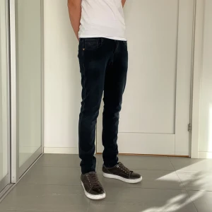Replay Anbass Hyperflex Jeans  - Replay Anbass Hyperflex jeans i en mörkblå/svart färg, W30 o L32. Priset kan diskuteras vid smidig affär, skickar snabbt