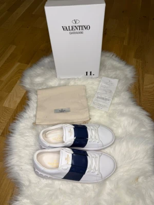 Valentino Garavani sneakers Stl. 42 - Helt oanvända sneakers i storlek 42.