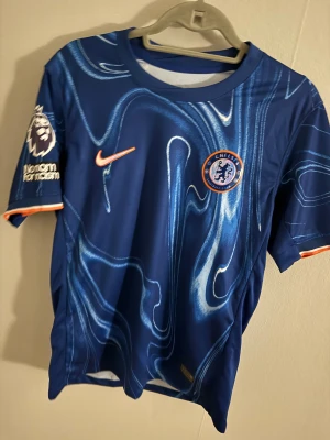 Chelsea FC blå palmer 20 - Säljer min blåa Chelsea hemma tröja med palmer nummer 20 där bak. Tröjan är helt ny och aldrig använd och har premier league badgen på armen. Storlek är S och priset kan diskuteras via snabb affär!!!