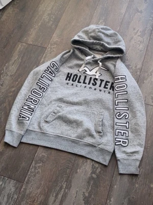 Hollister Hoodie - Säljer en riktigt snygg Hollister Hoodie, denna är väldigt sällsynt och många tycker denna är snygg. Skicket är 10/10. Storleken är S. Priset komme ligga på 699kr.