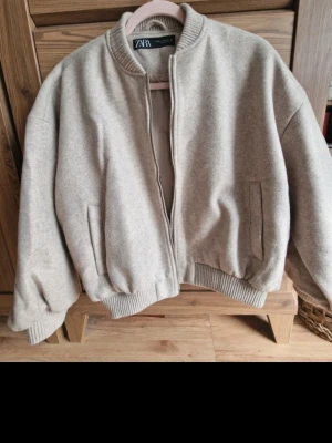 Beige bomberjacka från Zara - Bomberjacka ifrån Zara