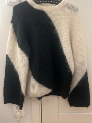 & Other Stories tröja - Jätte fin stickad tröja ifrån & Other Stories i jätte fint skick.❣️