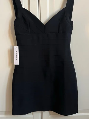 Bandage dress - Svart klassisk bandage dress från Princess Polly i storlek m/L. Helt ny, har bara testat en gång. För liten för mig vid brösten men perfekt om du har c/d kupa. Köpte för ca 800 kr (utan frakt).