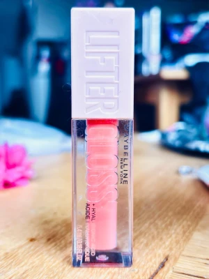 Lifter Gloss ”Peach Ring” från Maybelline! - Lifter Gloss ”Peach Ring” från Maybelline. 5,4 ml. Plomberad.