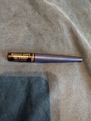 Blå Wonder'Swipe eyeliner från Rimmel - Snygg flytande eyeliner från Rimmel i serien Wonder'Swipe. Färgen är en skimrande blå nyans och pennan har en smal, precis applikator för skarpa linjer eller mer suddad look. Perfekt för att skapa kreativa ögonmakeuper med metallic-effekt.
